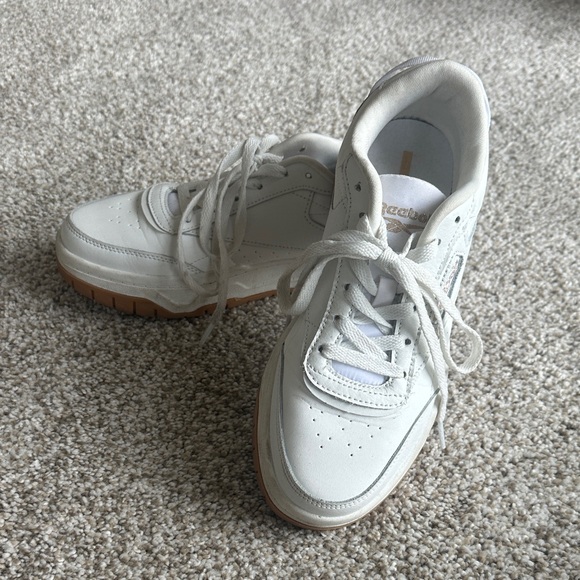 Reebok White Sneakers with Brown Sole - size 7.5 - Picture 1 of 4